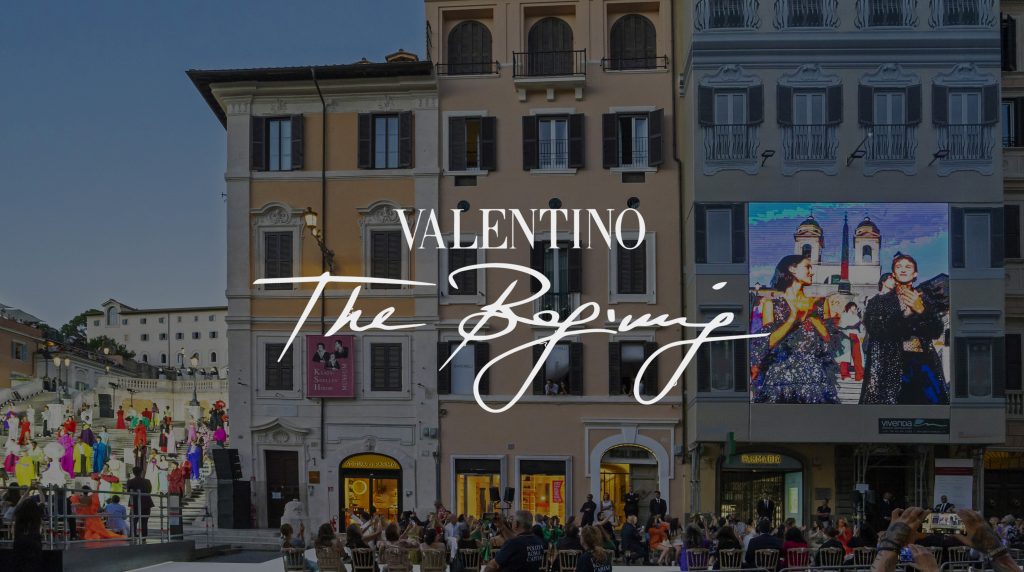 L’8 luglio 2022, l’attesissima sfilata della collezione autunno-inverno 2022-2023 di Valentino è stata trasmessa in streaming esclusivo sul maxi ledwall di Vivenda allestito a Piazza di Spagna. 