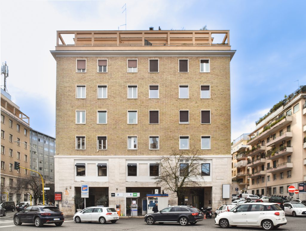 In January 2023, restoration work was completed on the rationalist-style building at 47 Piazza Euclide, the beating heart of life in the Parioli quarter.